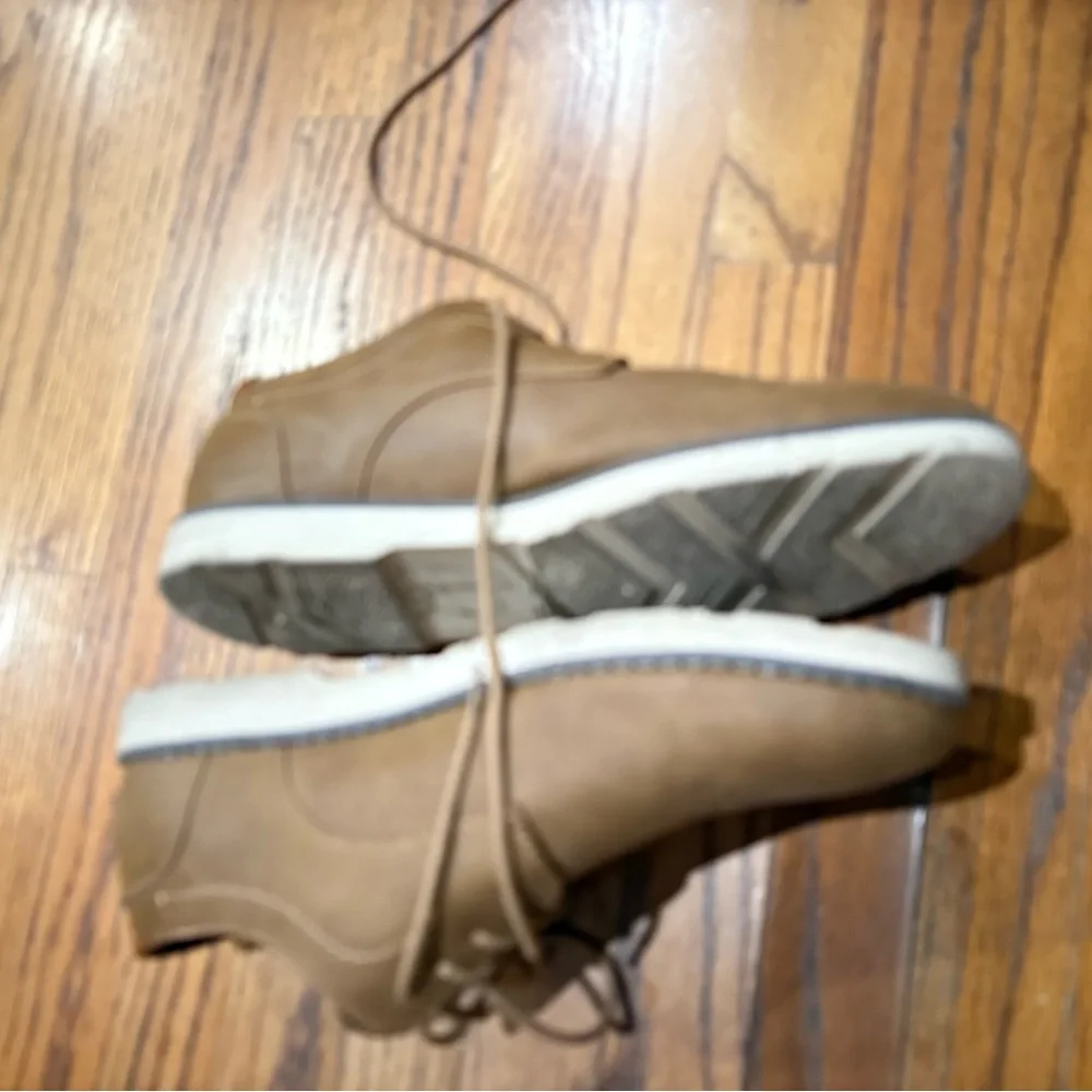 Elegant Tan Men's Lace-Up Derbys - Picture 3 of 4